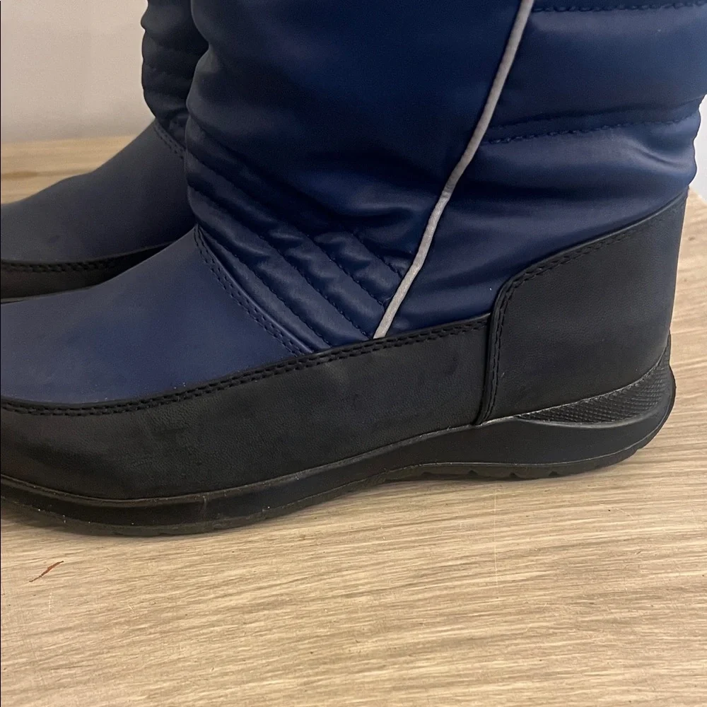 7M ladies Sporto Blue and Black Winter Boots. Zipper. Rubber soles. Fleece lined